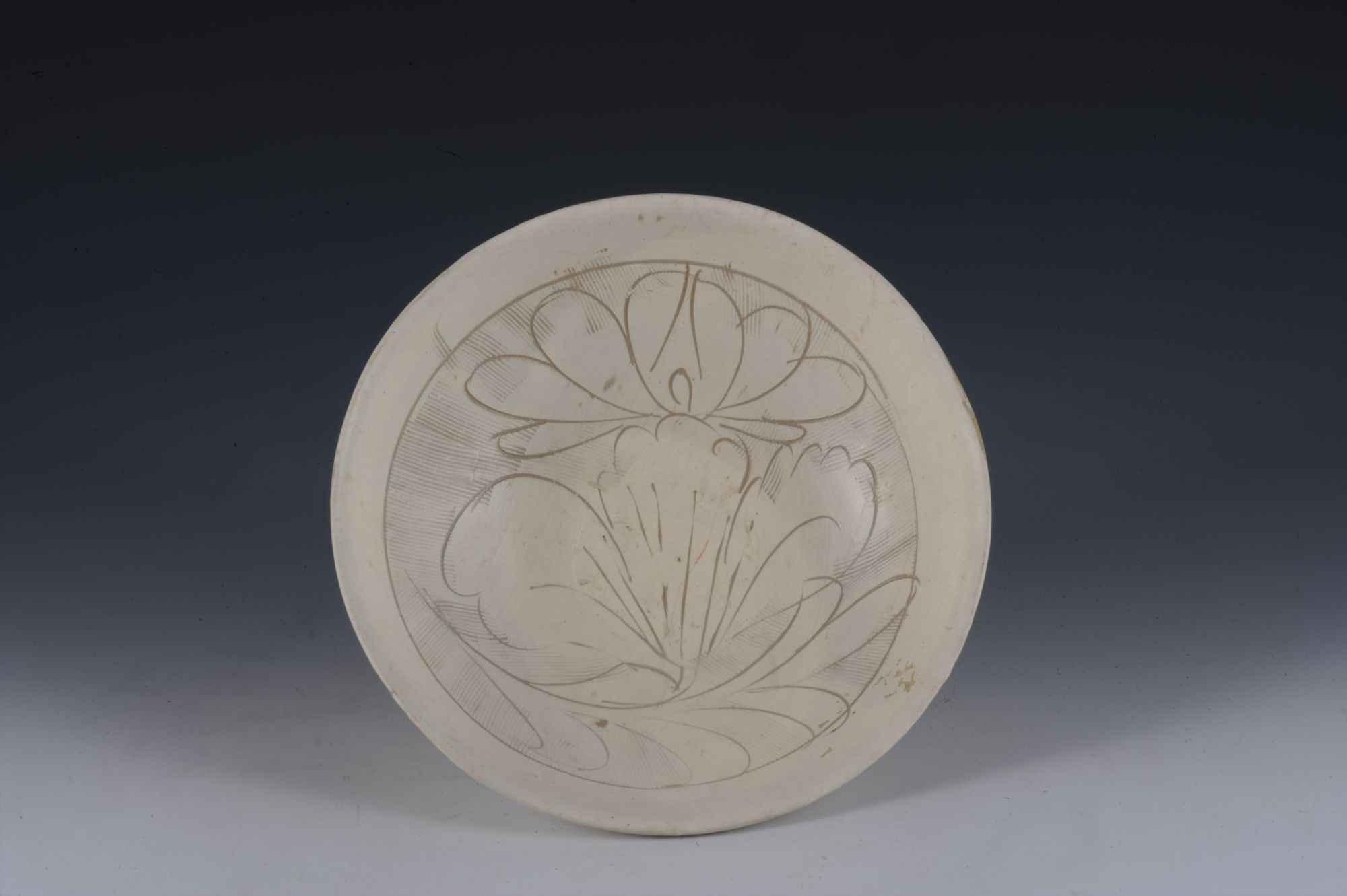 宋代白釉刻划花瓷碗