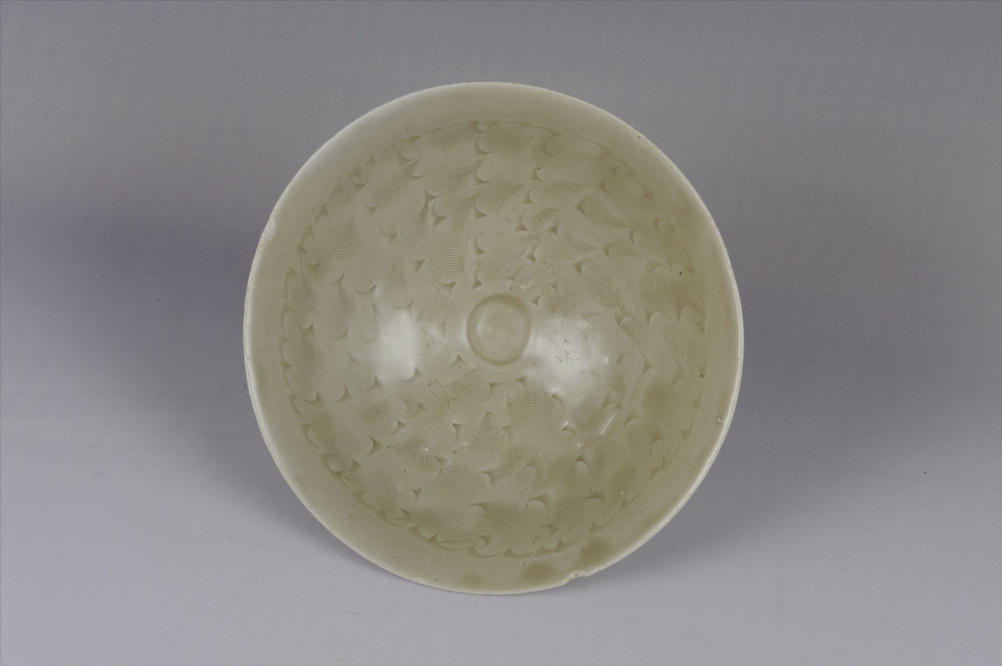 南宋青釉刻划花纹瓷碗