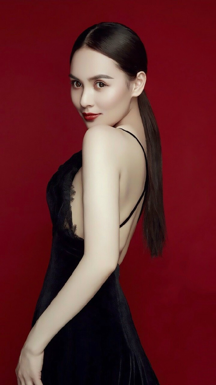  p>王奕心,2月16日出生于陕西省,中国内地女歌手,孔雀唱片旗下艺人