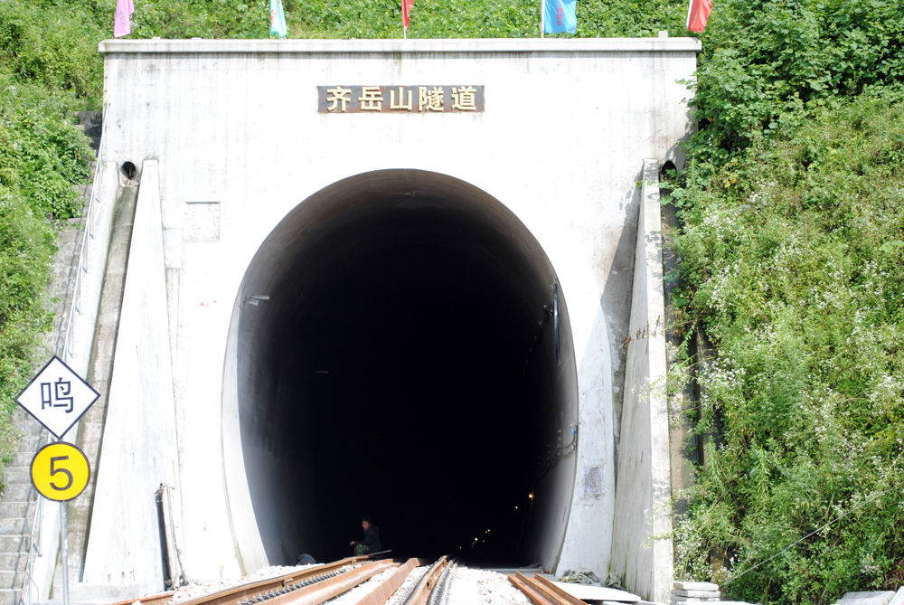  p data-id="gnast129cm">隧道位于湖北省利川市城区西北23公里处,全