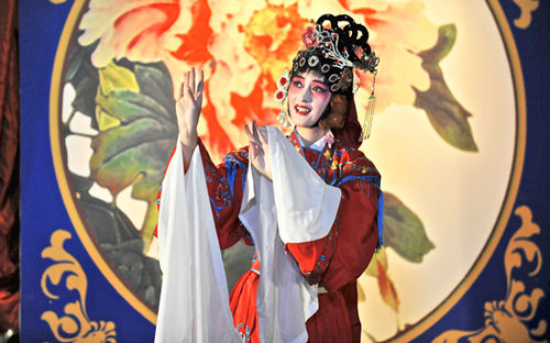  p>肖婷佳,出生于湖南邵阳,毕业于 a target="_blank" href="/item