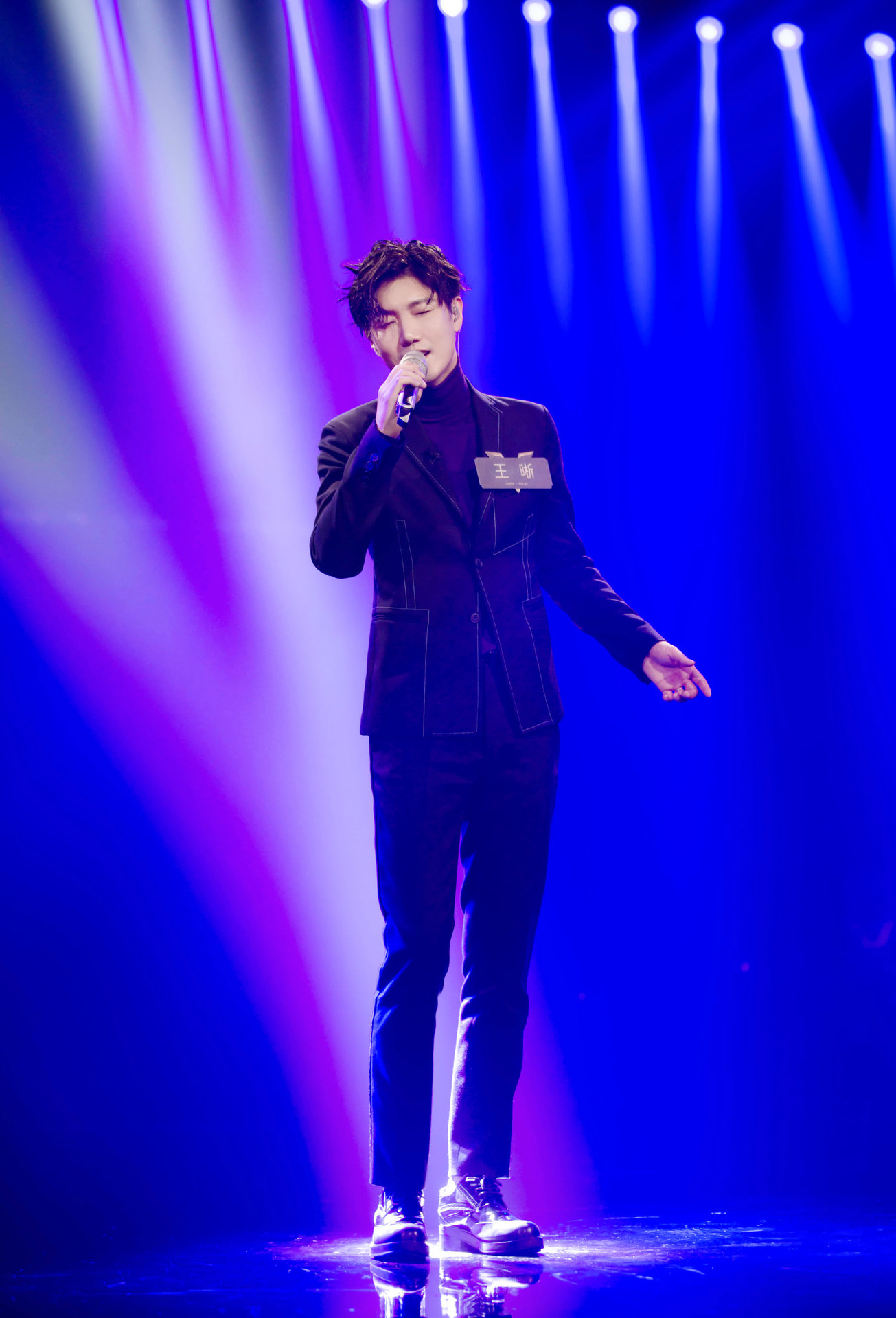  p>王晰,1985年4月9日出生于辽宁省营口市,中国内地流行乐男低音歌手