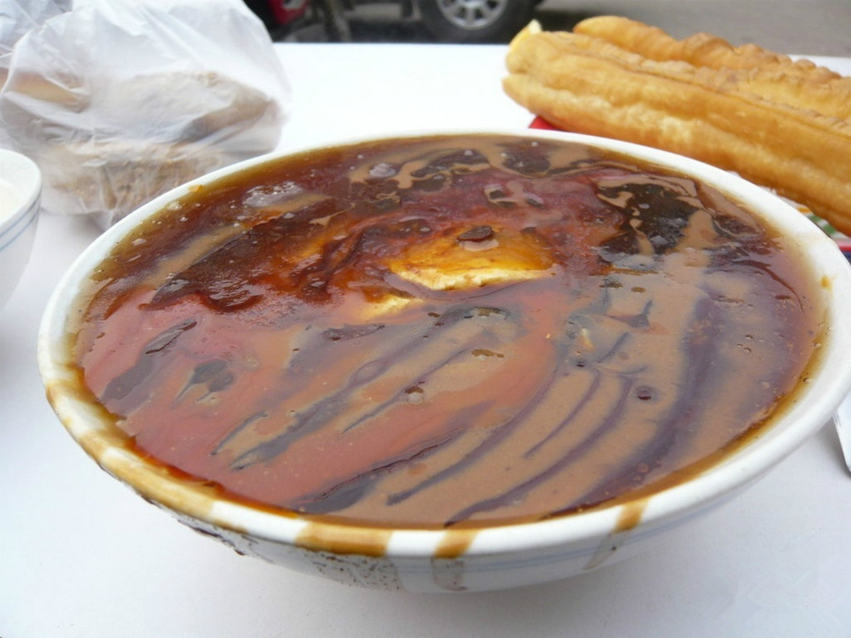  p>豆腐脑又称水豆腐,是一道著名的传统特色小吃.