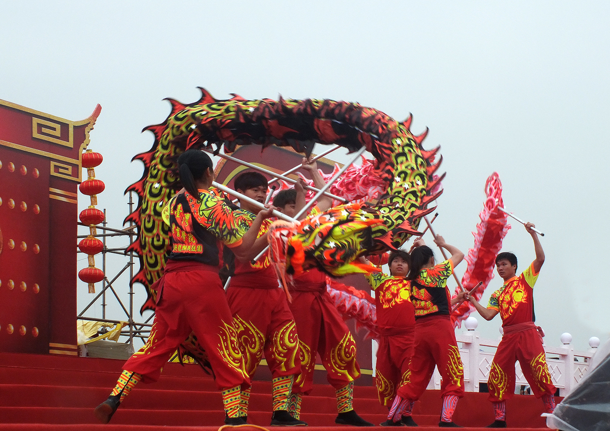  p>舞龙俗称舞龙灯,是一种起源于中国的汉族传统民俗文化活动之一.