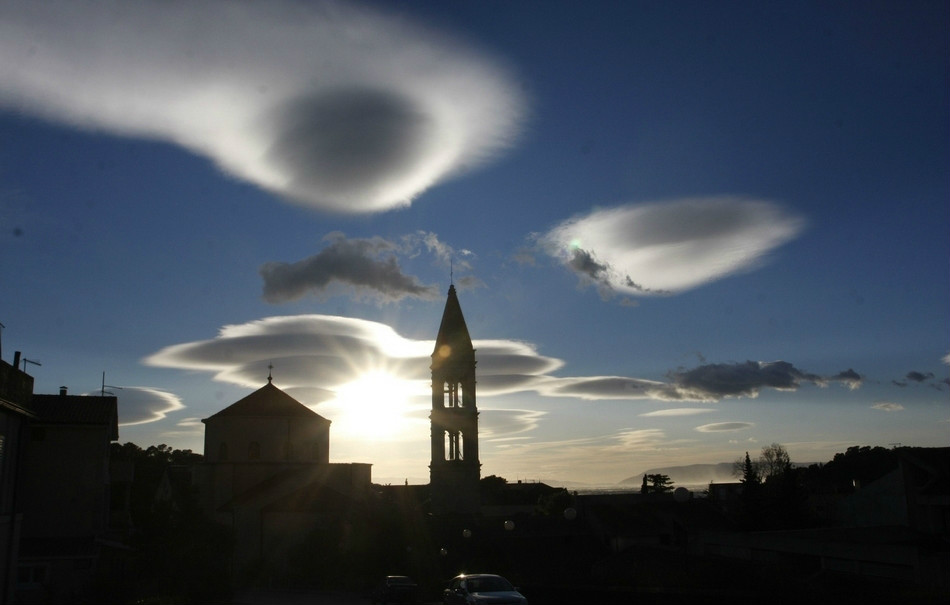  p>荚状云,又称飞碟云,是指一种状如飞碟云形,以透镜形状出现在高空