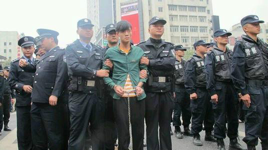 社会事件,10月27日,贵州桐梓警方在街头召开案件通报会,通报" a