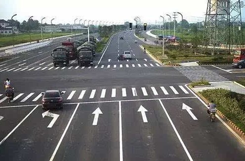  p>机动车道,是指公路, a href="#" data-lemmaid="2264297">城市道路