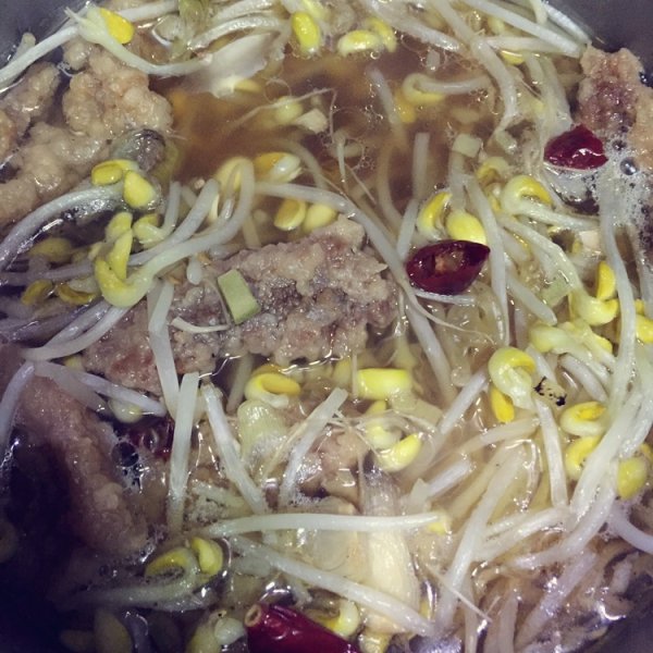 黄豆芽炖小酥肉