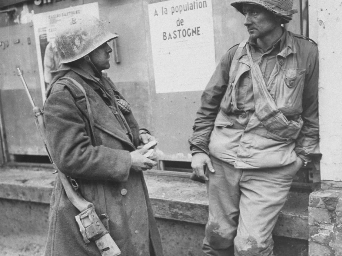 希特勒有多无耻？竟让德军穿着美军制服作战，后全被当间谍枪毙_百科TA说