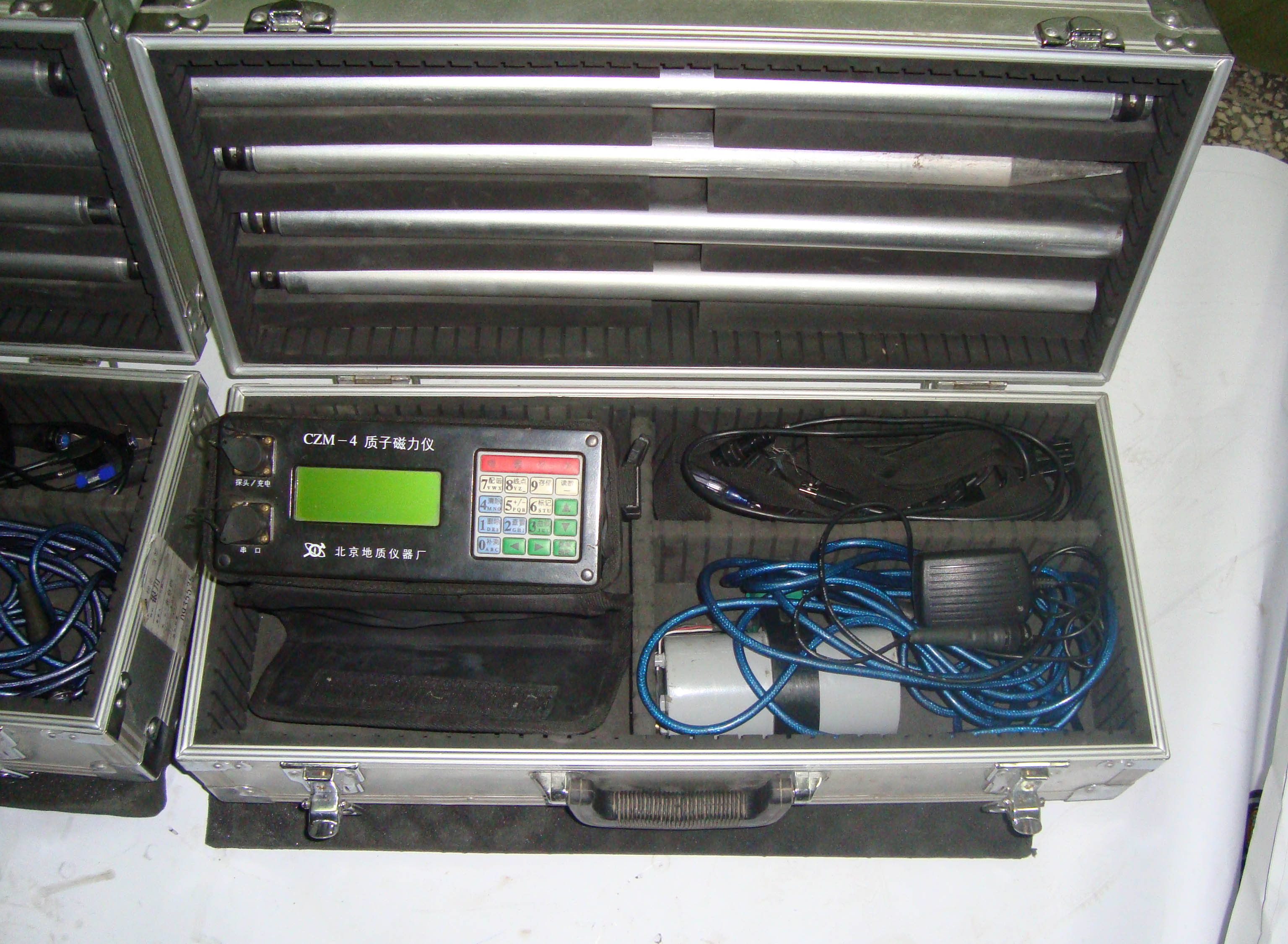 产生各不相同的磁场,它使地球磁场在局部地区发生变化,出现地磁异常