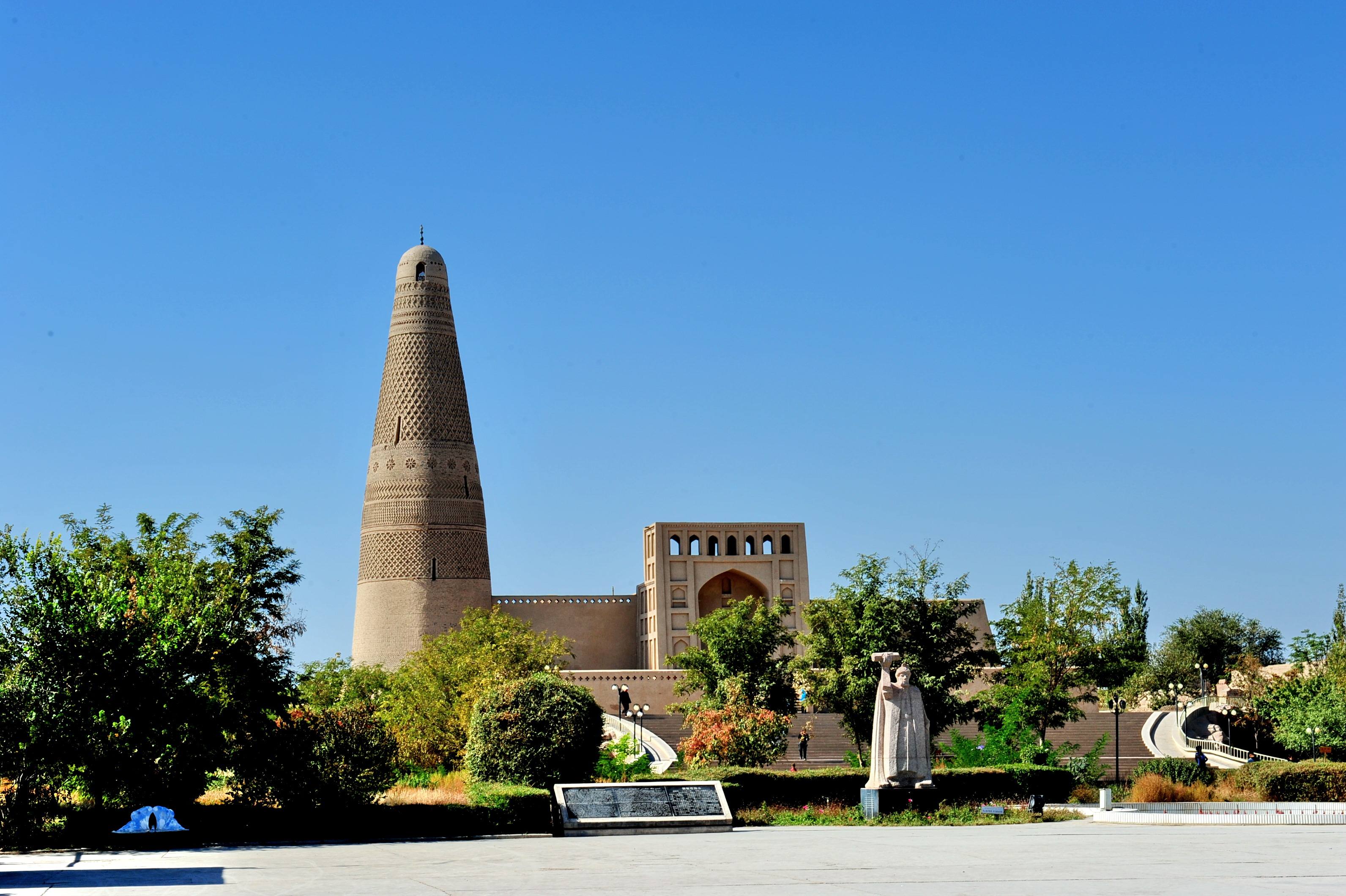  p>苏公塔礼拜寺,始建于清中期,因礼拜寺的宣礼塔名为苏公塔而得名.