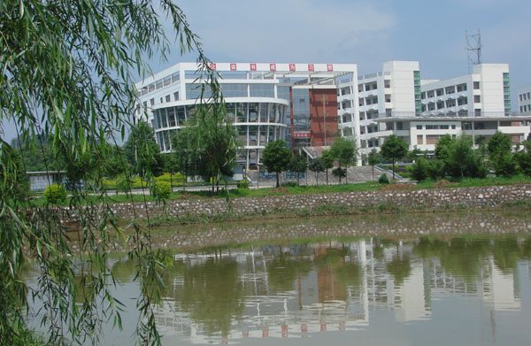 江西省龙南中学