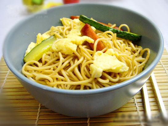 鸡蛋黄瓜炒面