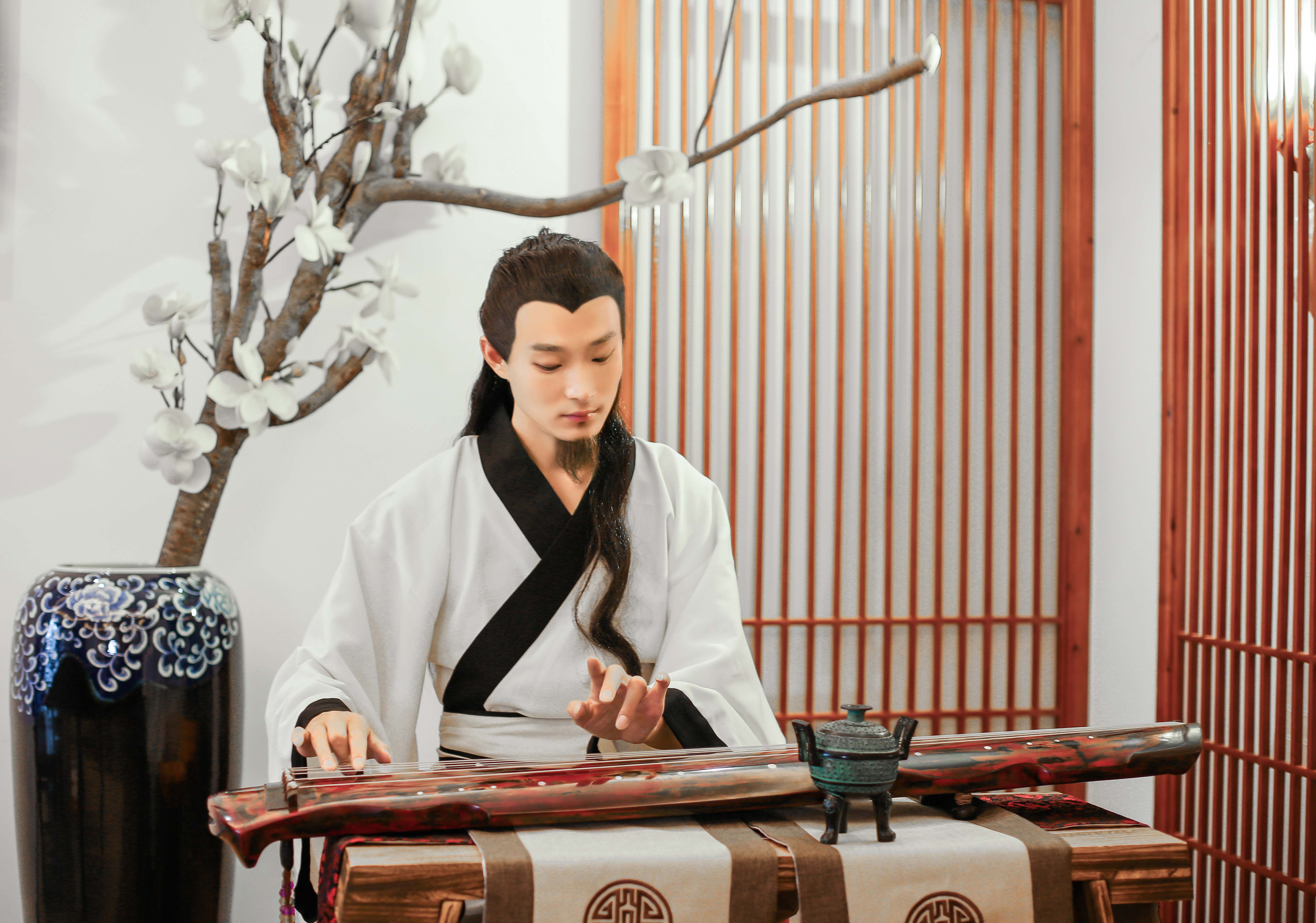  p>李承臻,古琴演奏家,影视策划人,古琴道传承人,文学诗词作家,书画家