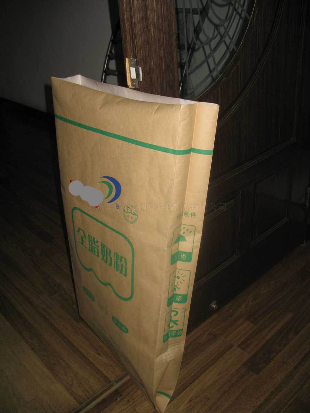  p>纸塑复合袋是由塑胶与牛皮纸复合而成,通常塑胶层采用聚丙烯(pp)或