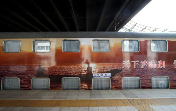  p>丽江号民族文化列车是由昆明开往丽江的民族文化品牌列,该采用双层