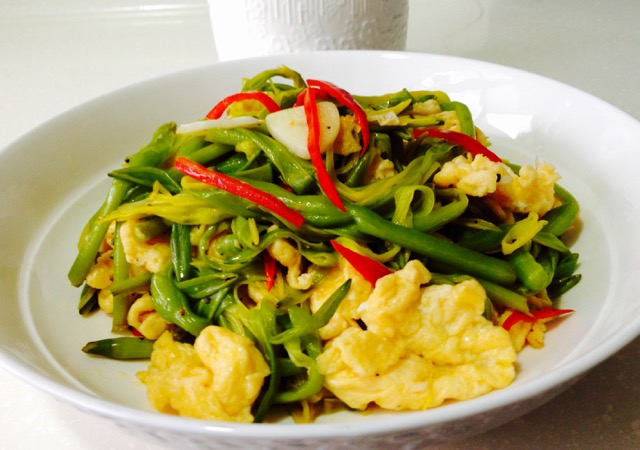  p>黄花菜炒鸡蛋是用黄花菜,鸡蛋制作的一道家常菜.