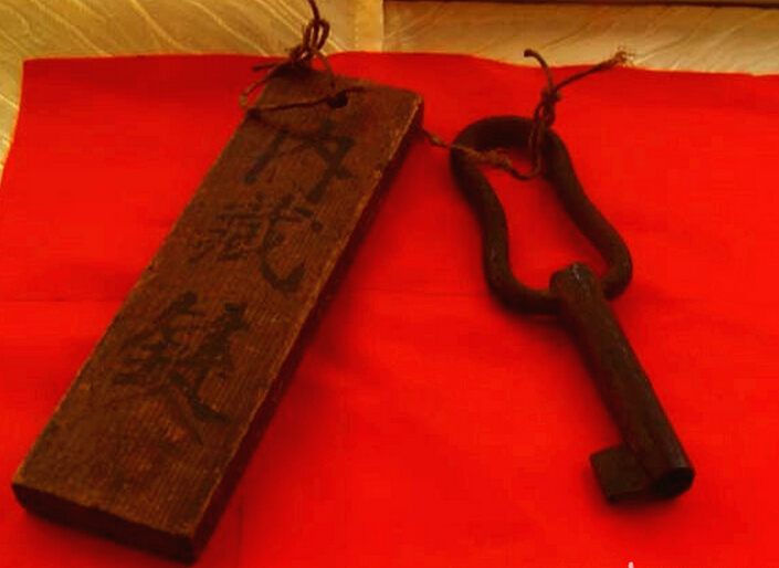 其中以公元731年的唐代钥匙"锁寒窗"最古,以哈尔滨市长赠送的长1尺,重