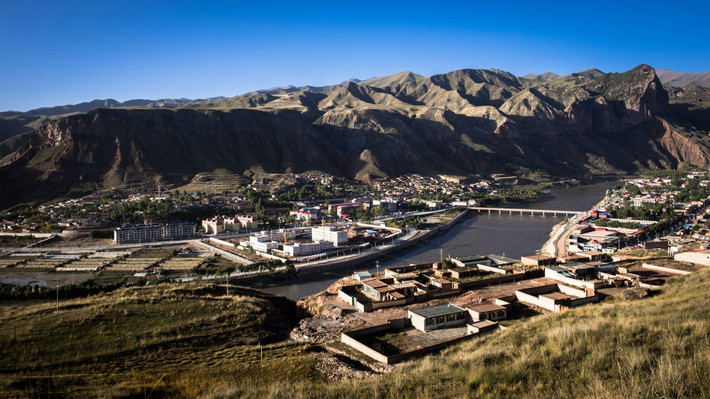 玛沁县地处青海省东南部, a target="_blank" href="/item/果洛藏族