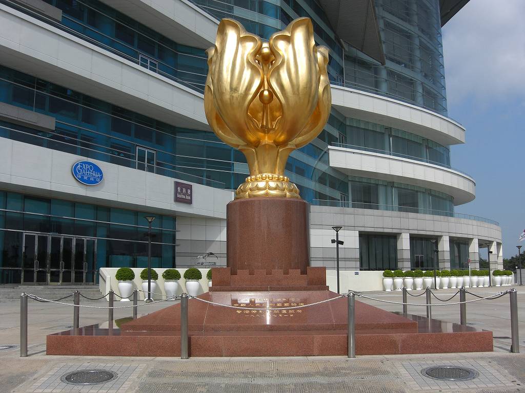  p>金紫荆广场(golden bauhinia square)位于香港会展中心的新冀海旁