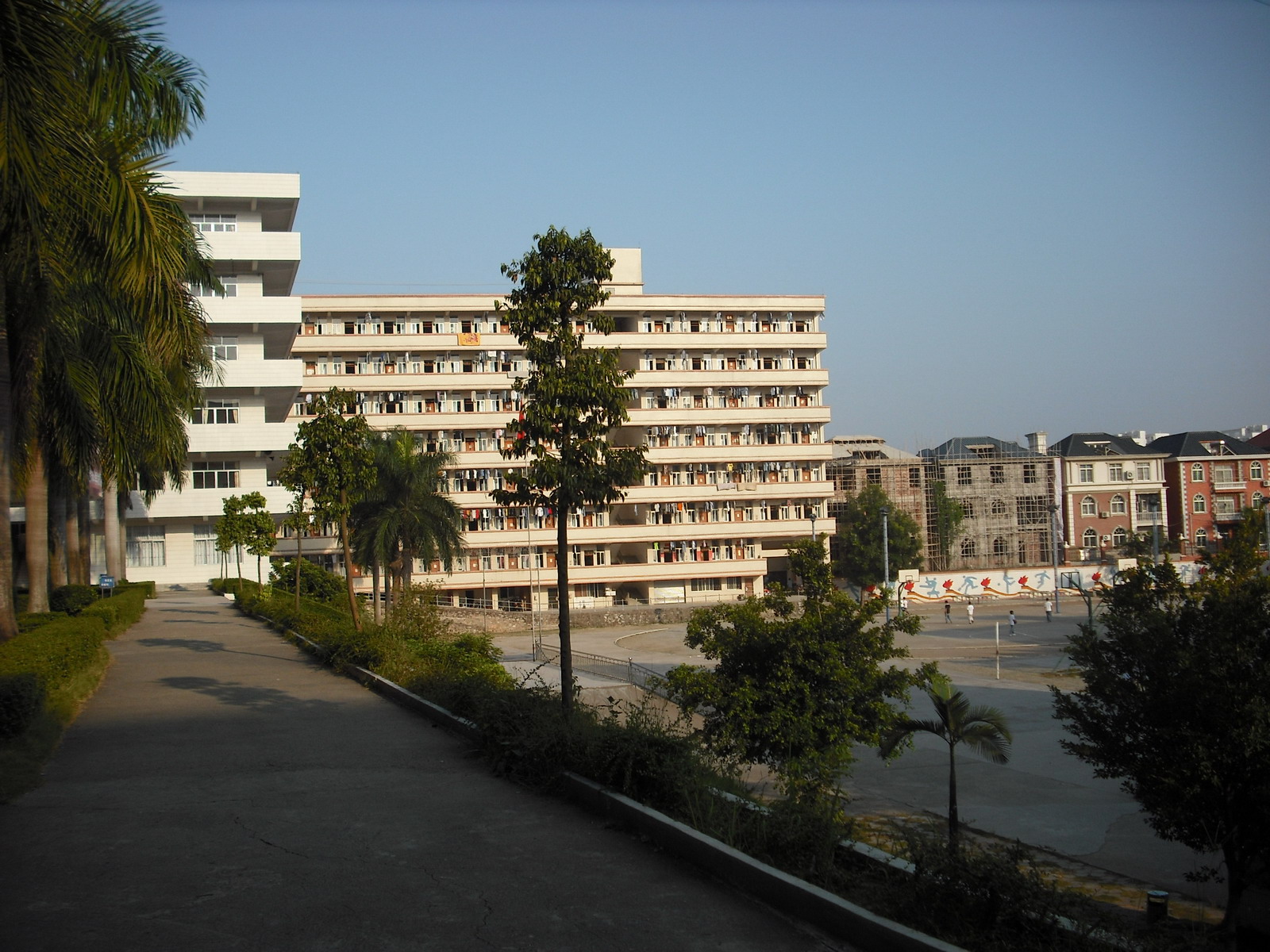  p>信宜市华侨中学创办于1957年,是信宜市"五大优质高中强校"之一,除