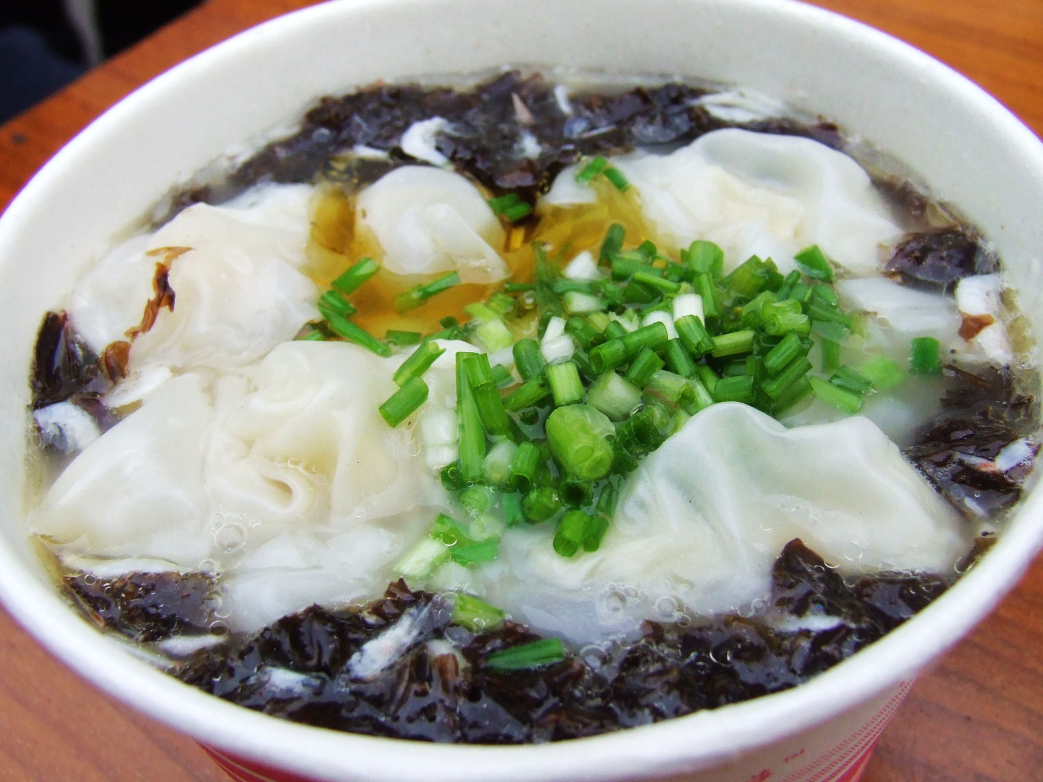  p>馄饨是一道中国美食,汉语拼音是hún tún 或者hún tun 轻声;粤语