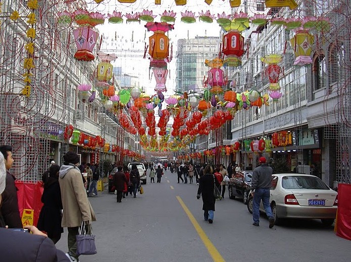  p data-id="gnwsdw92yj">云南南路美食街位于上海市中心的黄浦区,南