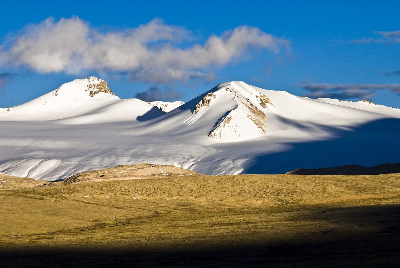  p>唐古拉山脉(tanggula mountains,tang-ku-la shan或tanggula shan