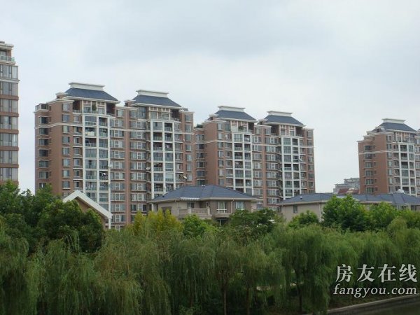 p>该案位于别墅区世纪公园边,临近联洋社区,环境幽雅,小区容积率低