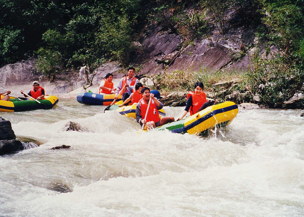  p>天寨沟漂流景区位于武汉市 a target="_blank" href="/item/黄陂区