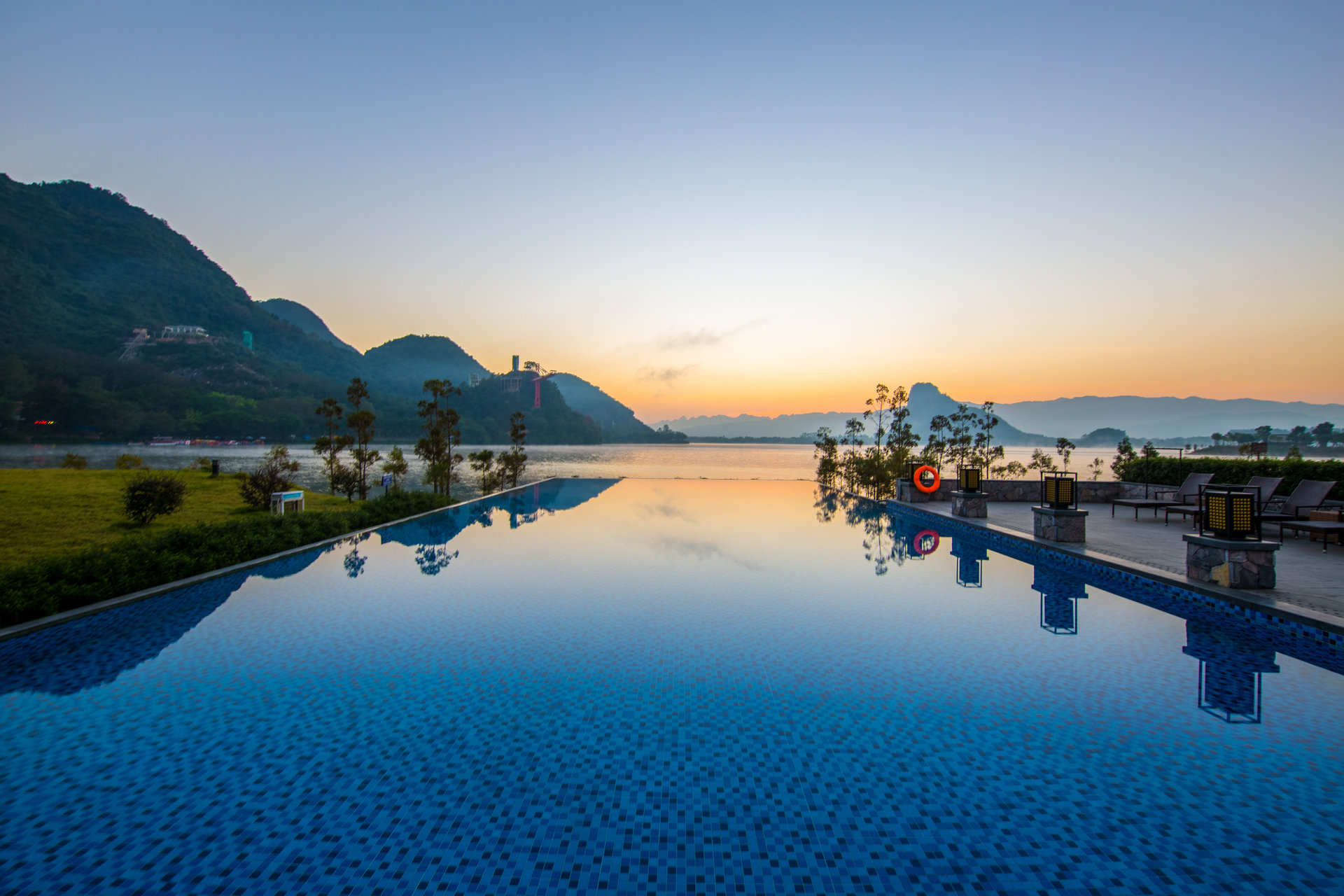 po1jg">宝晶宫天鹅湖温泉度假酒店坐落于英德宝晶宫国际旅游度假区内