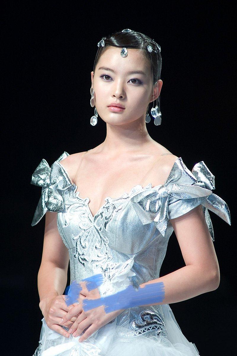  p data-id="gnbwzle3gx">李恩承,1988年8月8日出生,韩国女演员.