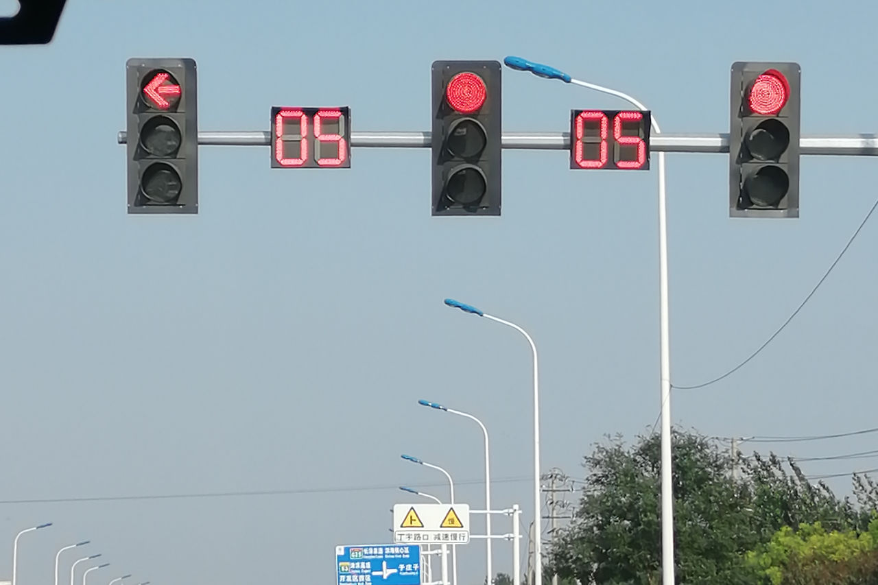  p>机动车信号灯是一种恒流电源供电的为机动车作出指示的信号灯. /p>