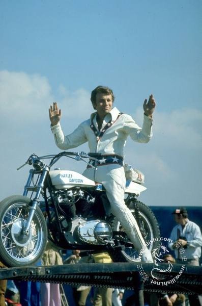 10.17——2007.11.30)美国冒险运动家,特技明星.