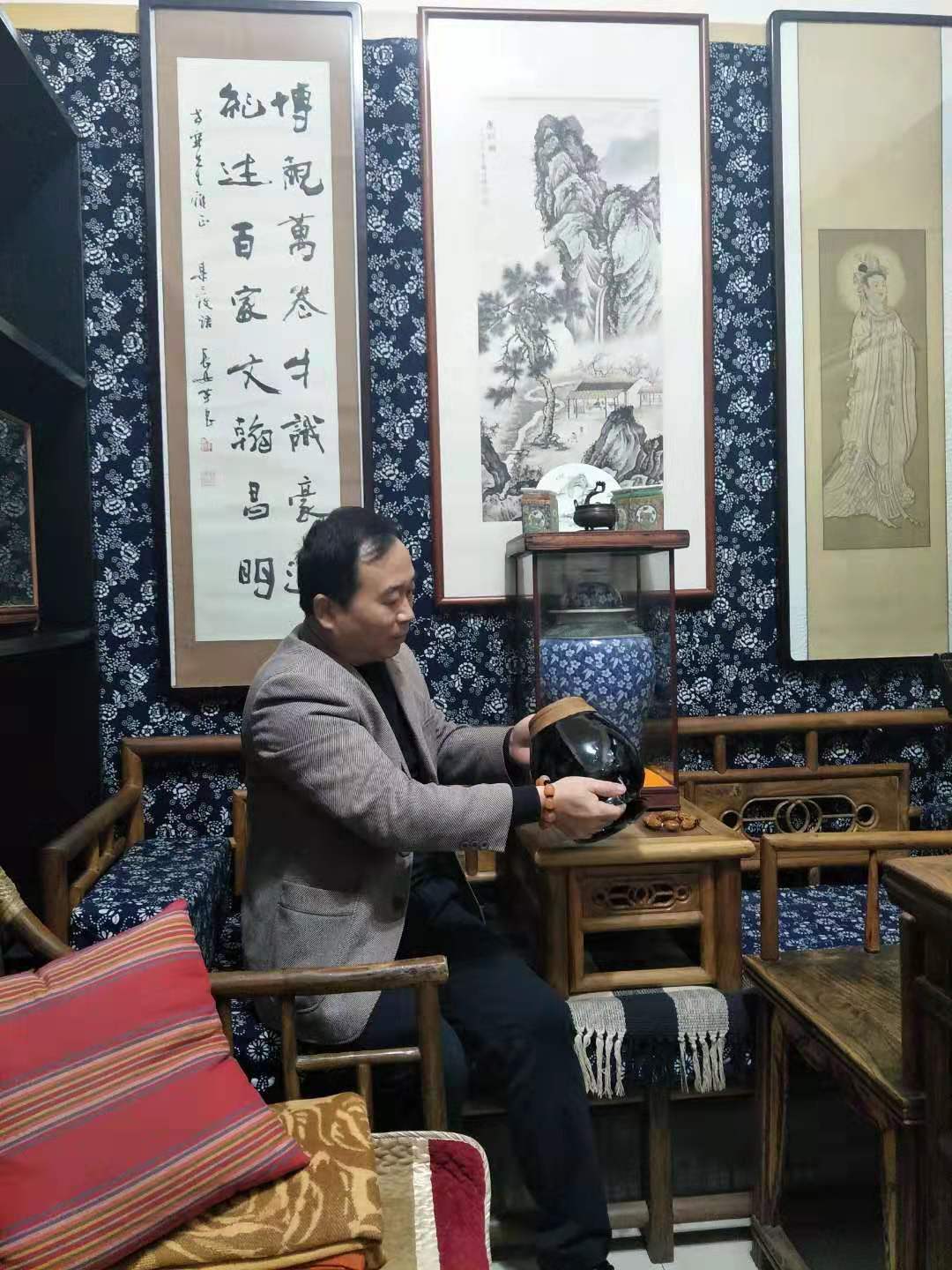  p>钟联社,男,国家高级艺术品鉴定评估师,古董鉴定专家.