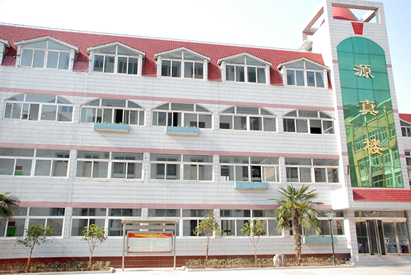  p>新乡市外国语小学建于1950年,位于新乡市文化街114号,学校环境优美