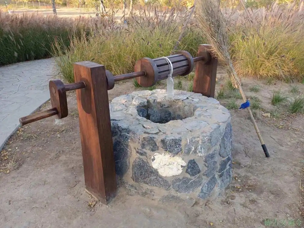  p>手摇井,俗称摇水井,是一种中国古代传统的机械.主要用于供水. /p>