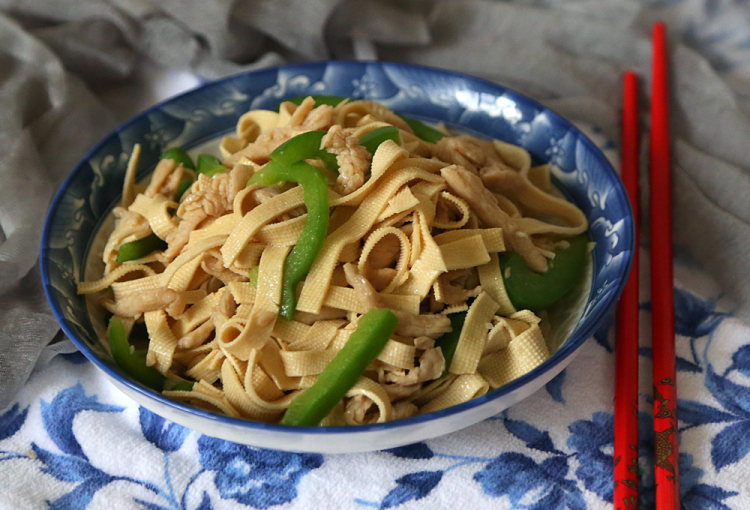  p>青椒炒百叶是由青椒和百叶等食材翻炒而成的一道美食. /p>