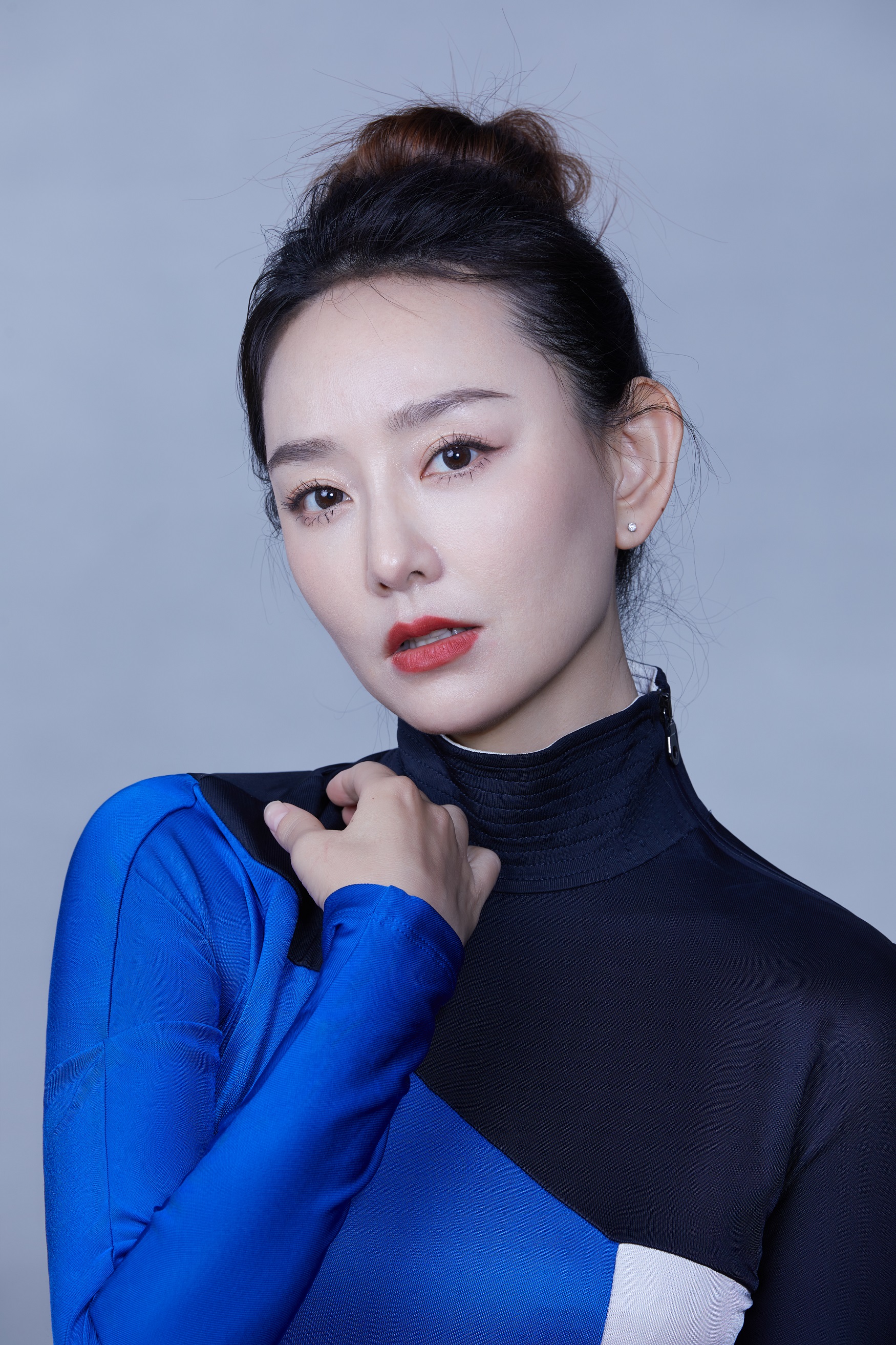 邓荔心,原名邓莉,中国内地影视女演员,毕业