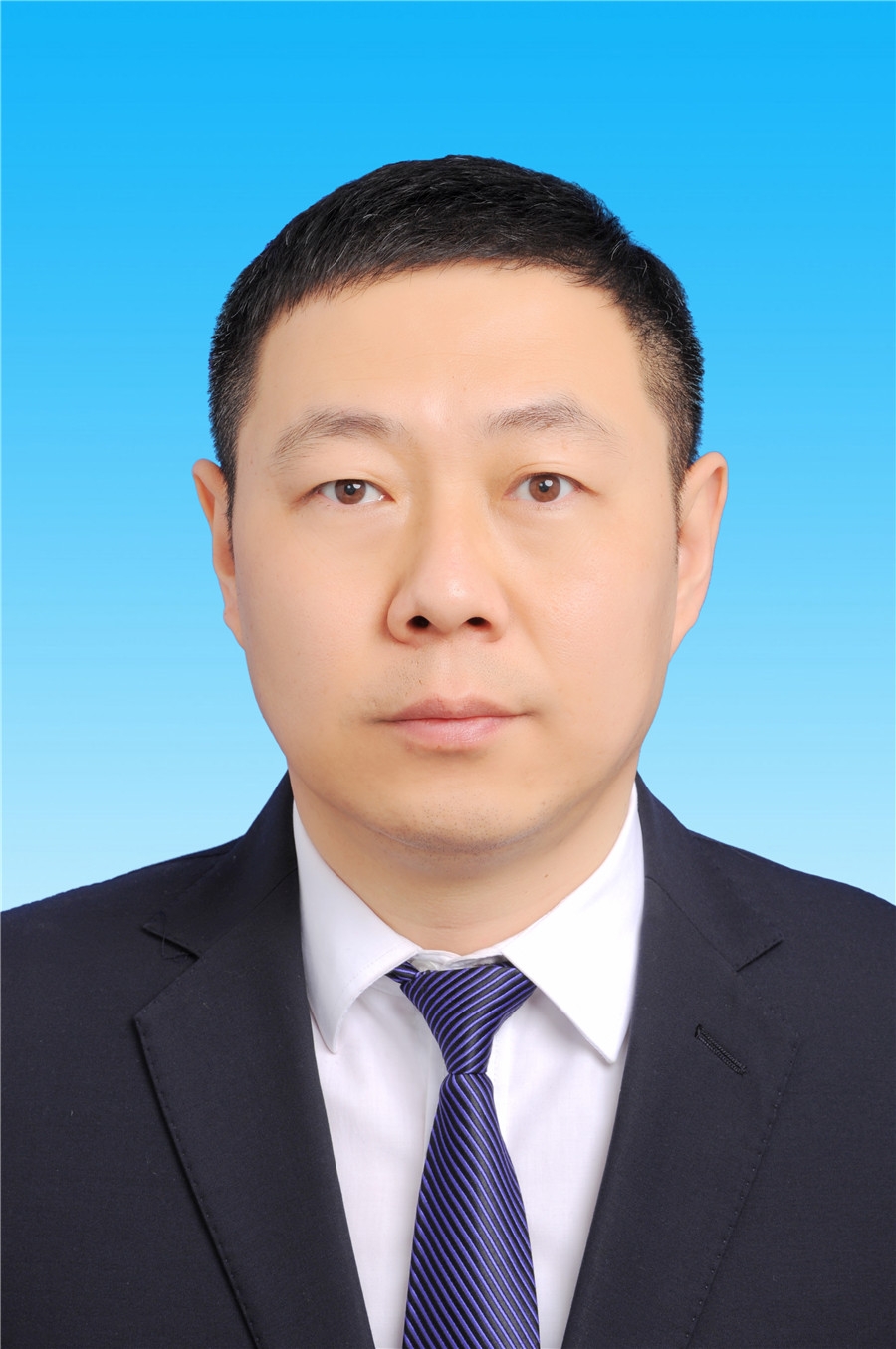 男,蒙古族,1982年10月出生,籍贯为辽宁昌图,出生地为内蒙古库伦旗