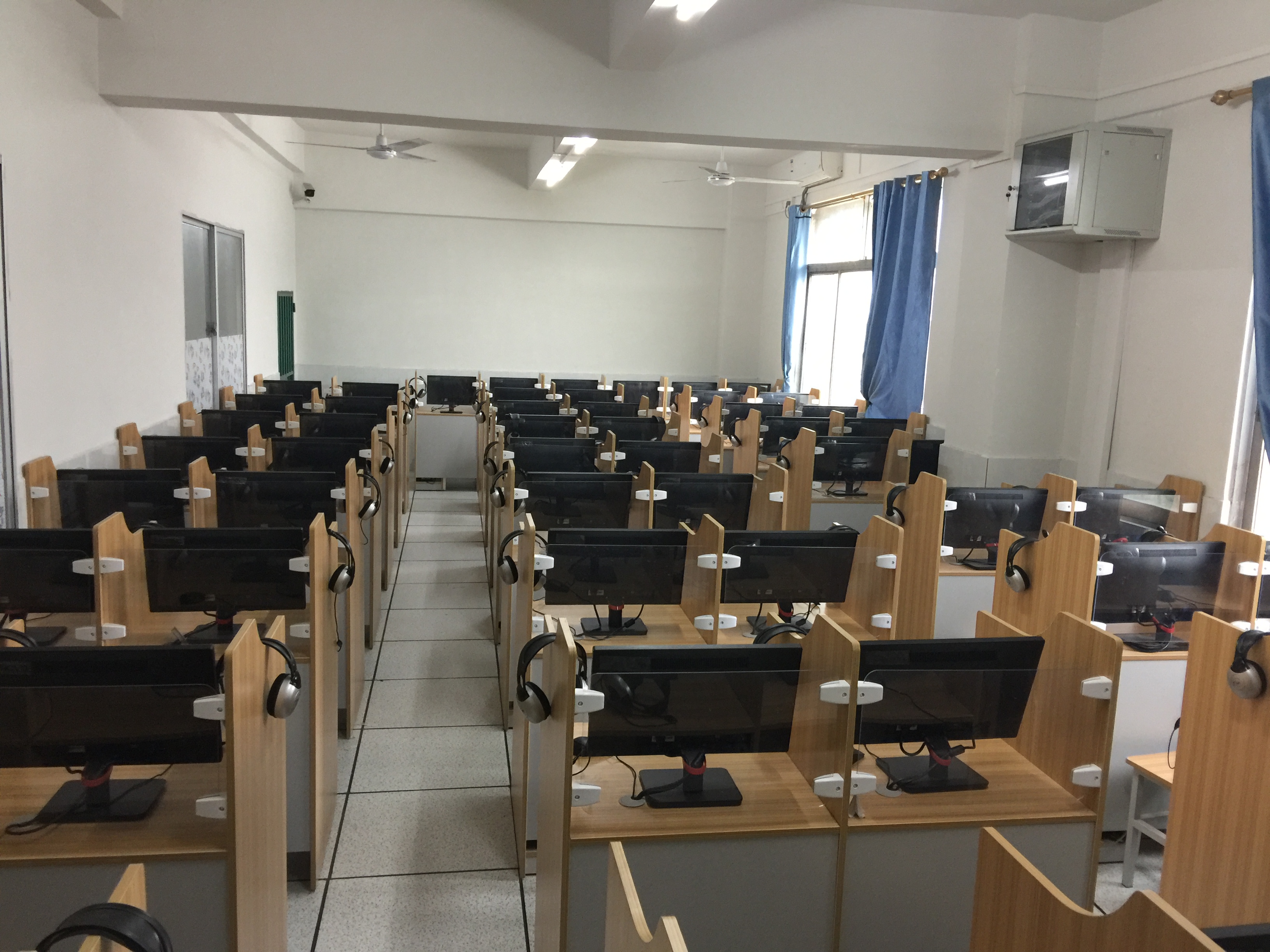  p data-id="gnhgy9u085">深圳市龙岗区丽湖学校是九年一贯制民办学校