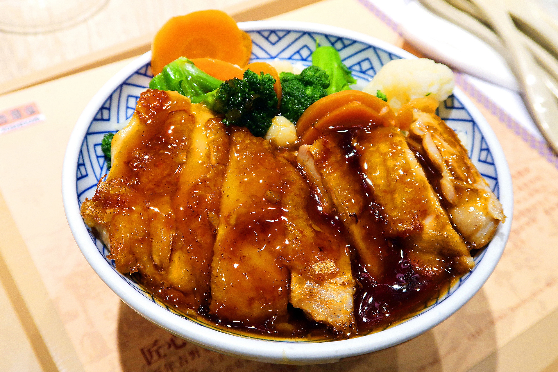  p data-id="gnwpx25oy9">照烧鸡排饭是以鸡胸