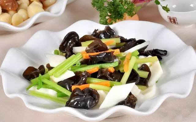 黑木耳西芹炒百合
