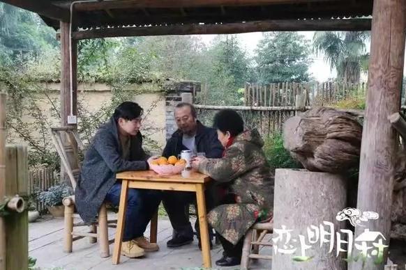 data-id="sskzjbp8lfpa">《恋上明月村》是由杨沐易导演,巴蜀笑星钟盅