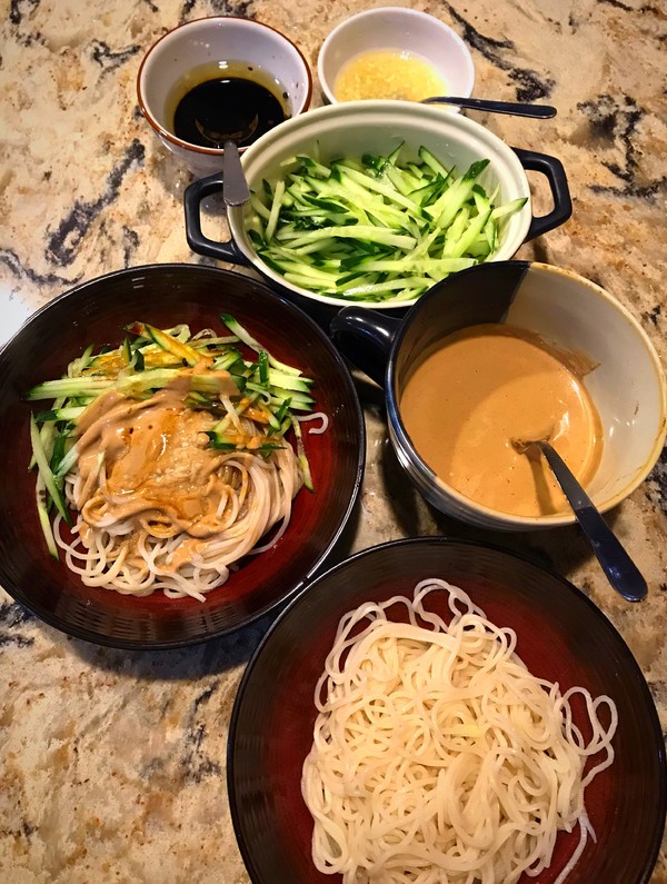  p>老北京芝麻酱凉面是一款面食菜品,制作原料主要有面条,大蒜,芝麻酱