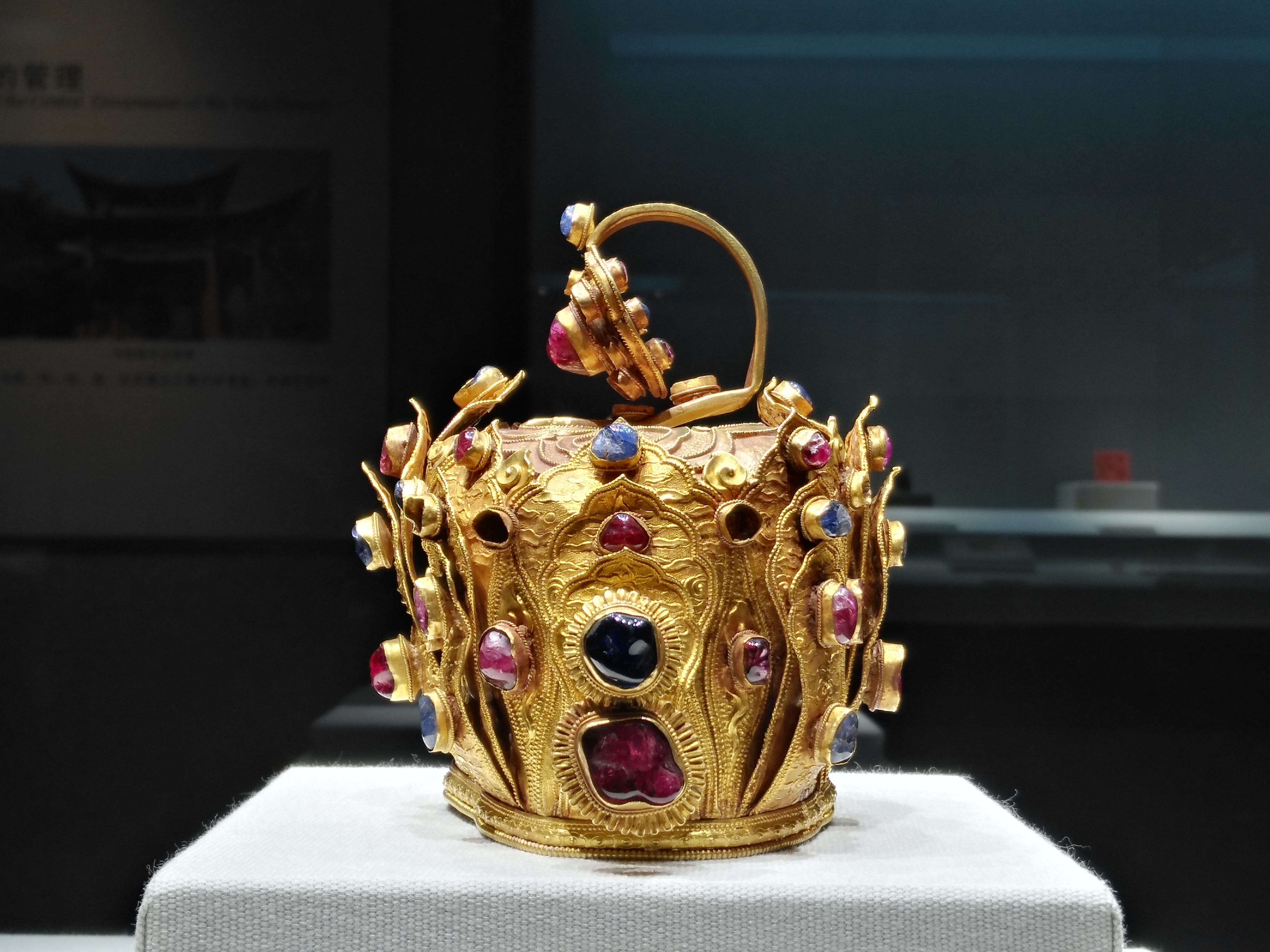 明代金镶红蓝宝石冠