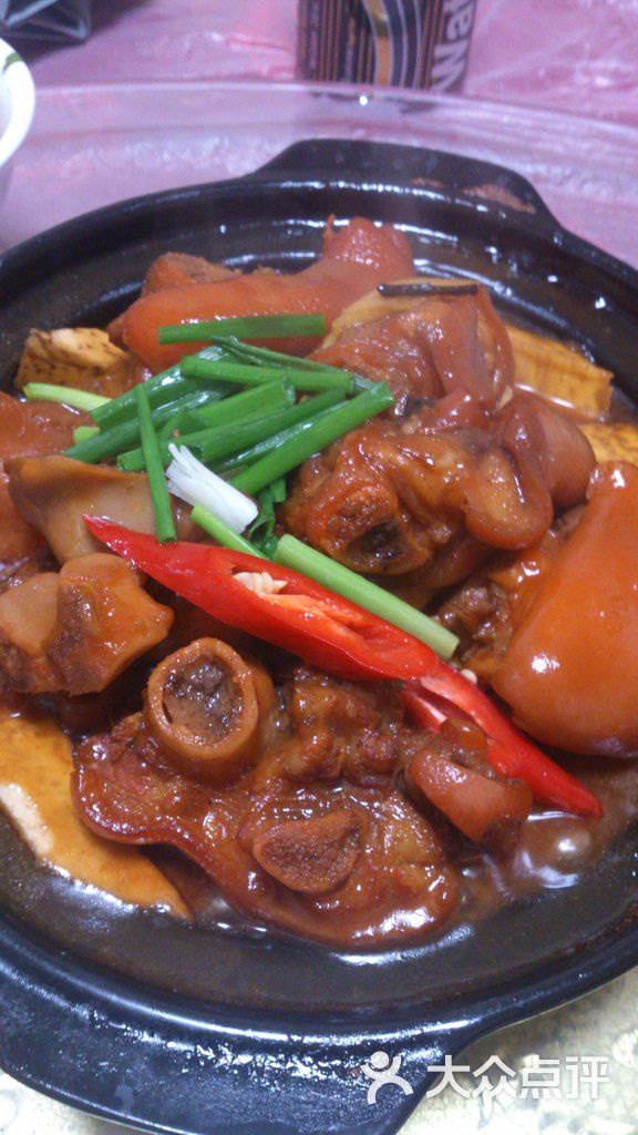  p>猪脚芋头煲是以芋头猪脚为主料的菜品. /p>