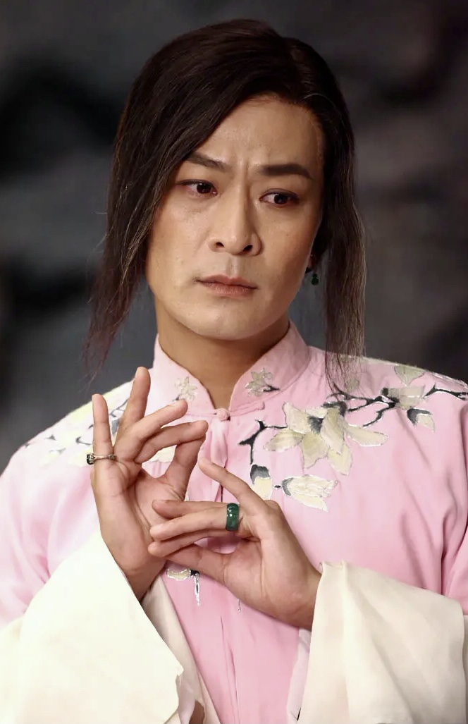  p>即指电视剧《打狗棍》中不男不女的马一.