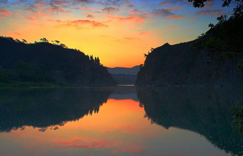  p>石门潭属于雁荡山景区,位于大荆镇西南约一公里处,那儿断崖削壁