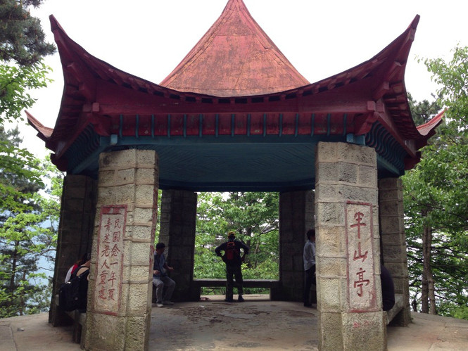  p>半山亭有2个,衡阳半山亭,从南岳庙后门沿登山公路穿过忠烈祠,便是